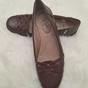 NWOT Lifestride Diverse Sz. 6N Burgundy